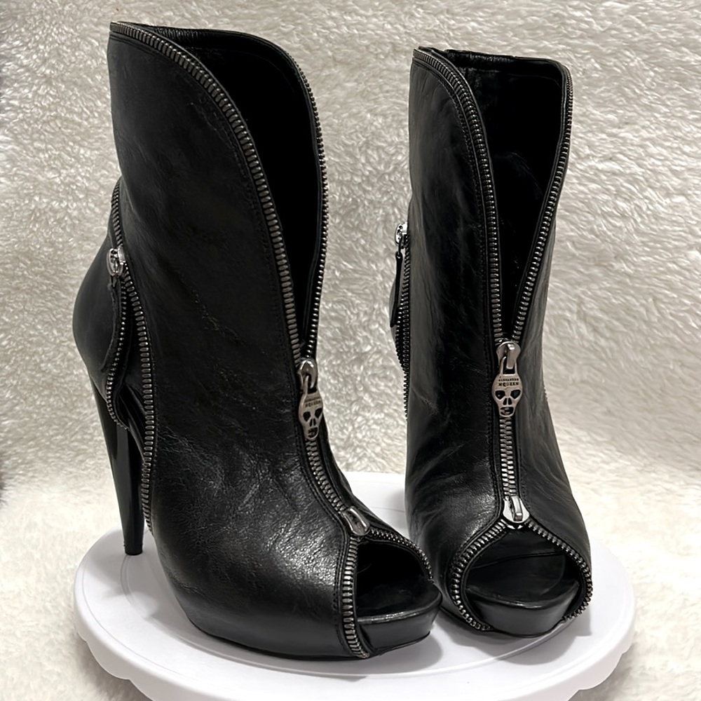 EEUC Alexander McQueen Black Leather Skull Peep-Toe Ankle Boots Size 36.5 (6.5)